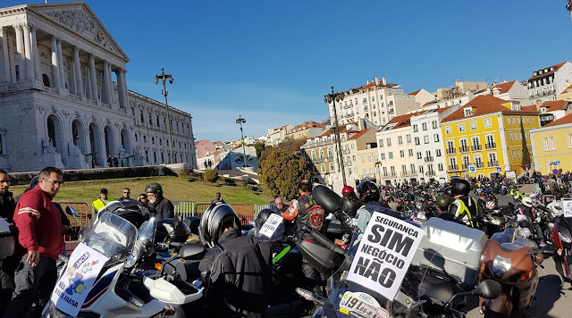 Manifestação na defesa das motos com milhares em protesto Rui%2BCotrim_27983026_1682083055171914_8051764410615408248_o