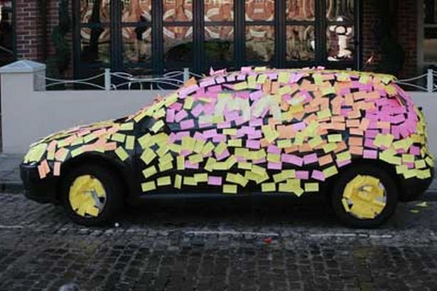 Post-it decorando el coche