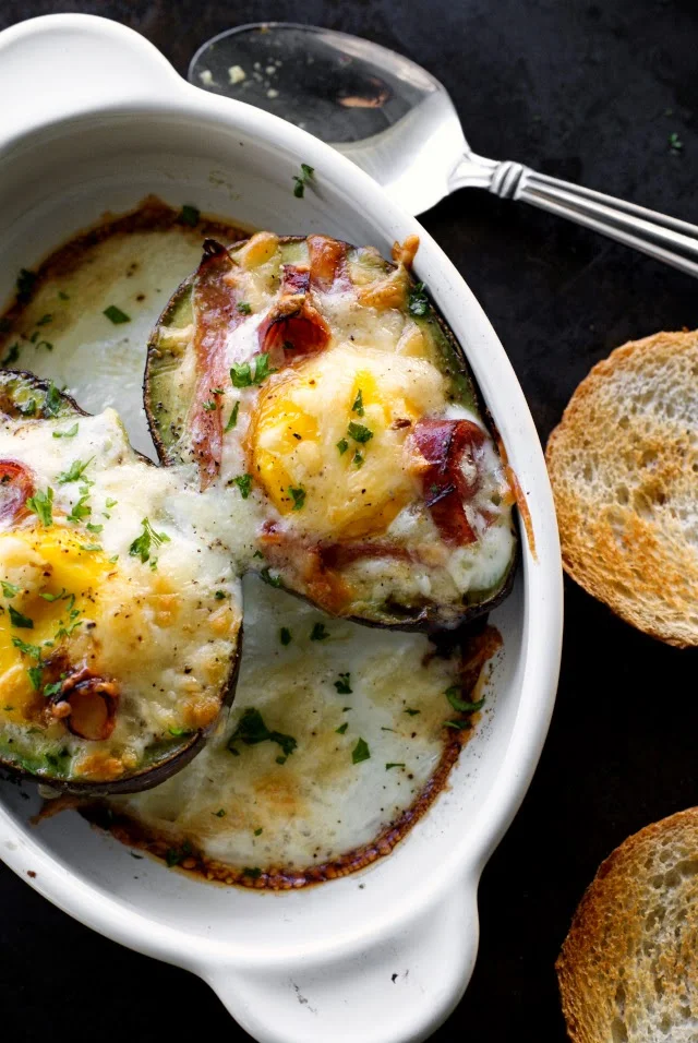 Avocado Baked Eggs | thetwobiteclub.com