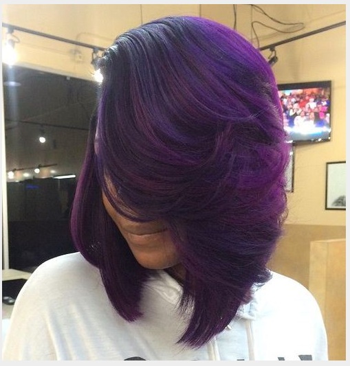 13. En vez de jugar con colores y cortes para un estilo destacado, trate de mezclar sus texturas. Muchas mujeres teman a par recto flequillo con rizos