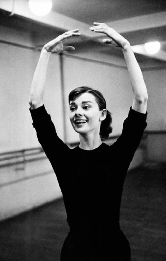 Dans les coulisses de la répétition de la danse Audrey Hepburn pour «Funny Face» à Paris, 1956