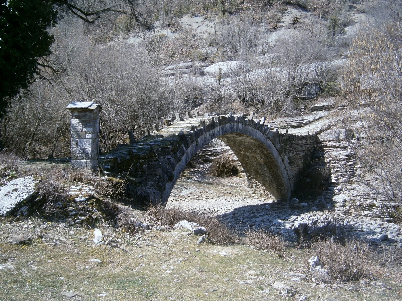 το πέτρινο γεφύρι του καπετάν Αρκούδα στο Ζαγόρι