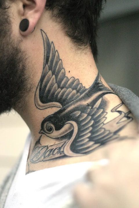 tatuagem masculina no pescoço