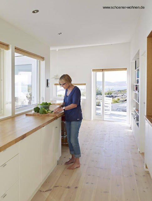 Encimera de madera Cocina en una cabaña contemporánea nórdica