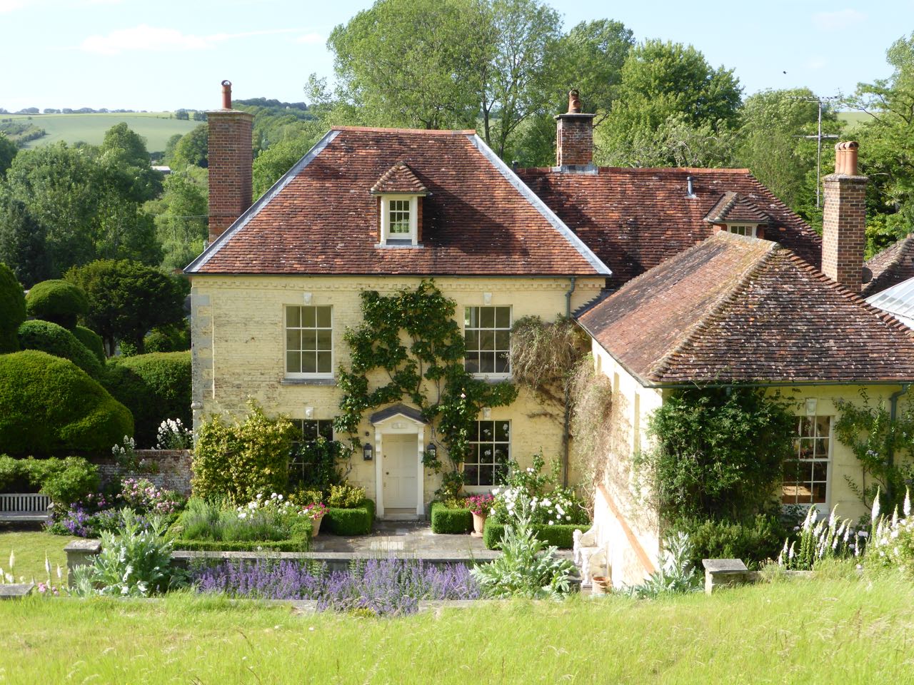 Английский дом видео. Английские домики с садом каменный Джейн Остен. Дом в Уилтшире, дом Рэя Милла. Английские домики и садики. Английский коттедж с садом.