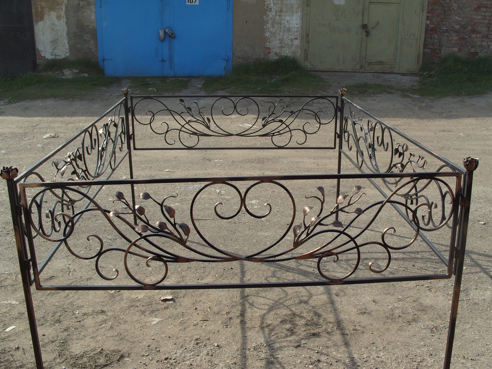 Ковка на дворе: Ритуальные ограды