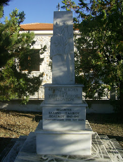 το μνημείο πεσόντων ελληνο - ιταλικού πολέμου στο Μεσόβουνο Εορδαίας