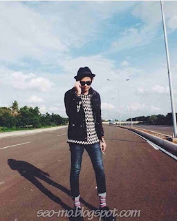 Foto Keren Miqdad Addausy Pakai Topi dan Kacamata Foto Keren Miqdad Addausy Pakai Topi dan Kacamata