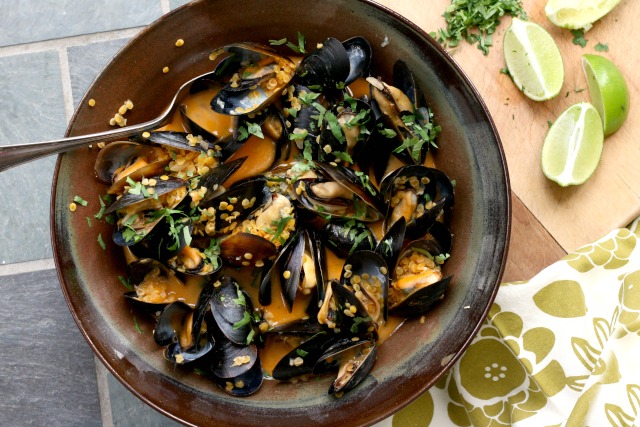 Coconut & Sweet Chili Steamed Mussels with Lentils are easy to prepare and cook quickly. Enjoy them as a starter or as your main dish.