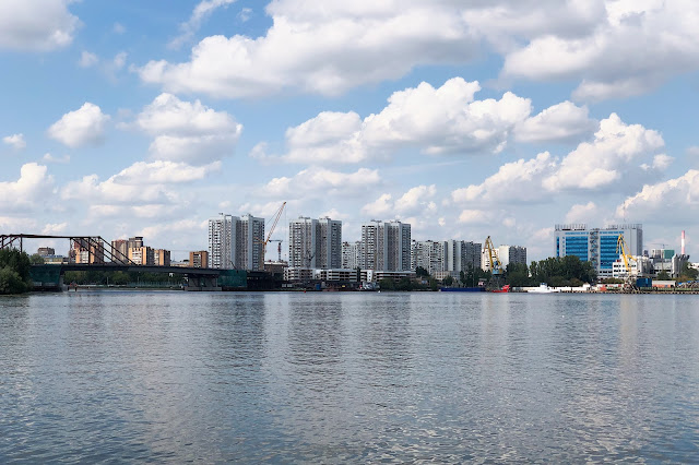 Нагатинская набережная, Москва-река, вид на Южнопортовый район и Южный речной порт