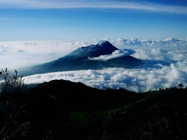 foto keindahan puncak gunung merbabu