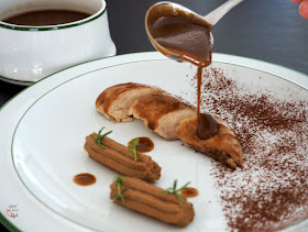 Perdiz estofada con verduras acompañada de paté y salsa de chocolate. Versión libre de una receta de Eneko Atxa (restaurante Azurmendi)