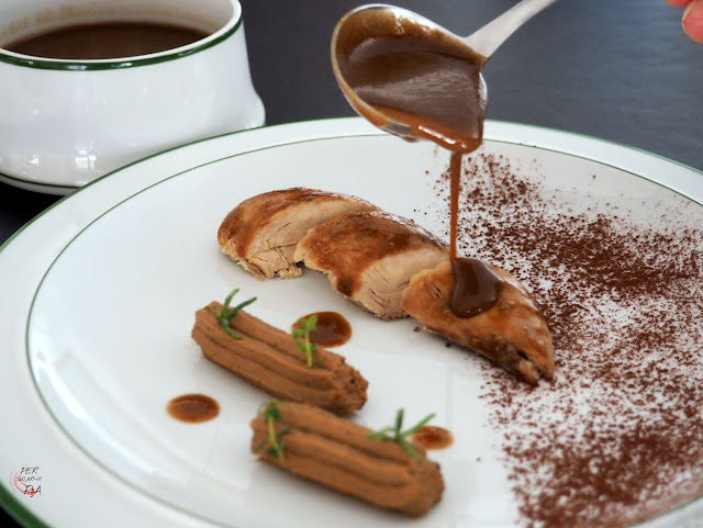 Perdiz estofada con verduras acompañada de paté y salsa de chocolate. Versión libre de una receta de Eneko Atxa (restaurante Azurmendi)