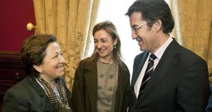 El presidente de la Xunta Núñez Feijoo, con Pilar Farjas y Marta Currás