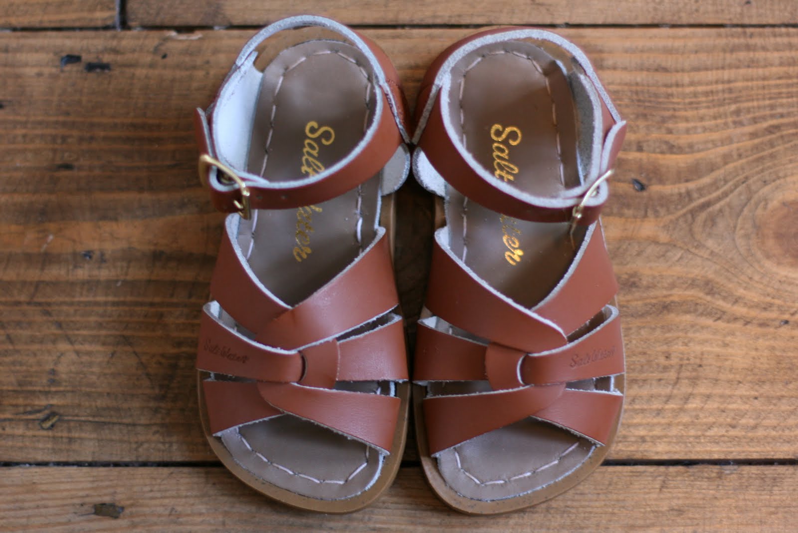 MIRI TEE: Saltwater sandals in the UK...