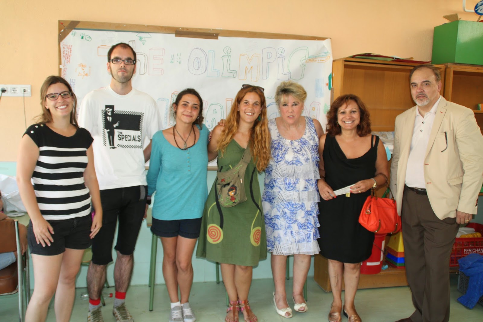 La Concejala de Moratalaz con los monitores del campamento urbano