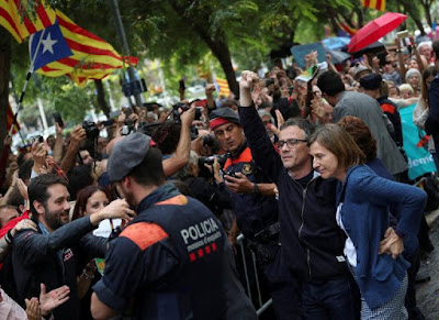 Κλίμα εμφυλίου στην Καταλονία – Στέλνει στρατό ο Ραχόι – «Αφήστε την ανεξαρτησία, αλλιώς θα πάθετε χειρότερα»  