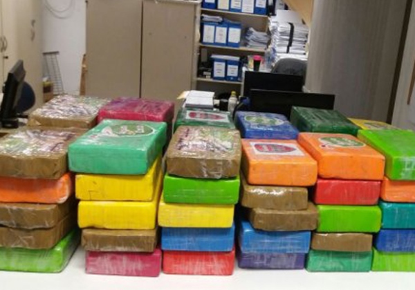 LAURO DE FREITAS: Polícia apreende cocaína avaliada em R$ 1 milhão LAURO DE FREITAS: Polícia apreende cocaína avaliada em R$ 1 milhão