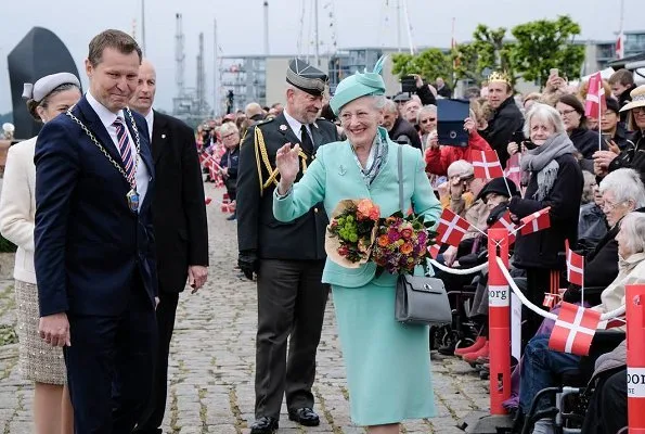 Queen arrived at Nyborg Harbour and was welcomed by Mayor Kenneth Muhs of Nyborg. Royal summer tour on the Dannebrog
