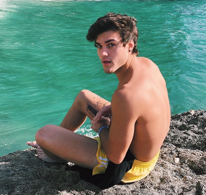 Nude do youtuber americano Ethan Dolan - Volume na Cueca