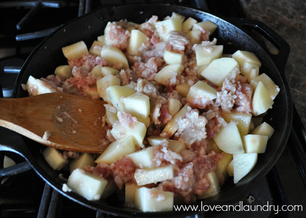 One Skillet Breakfast Burritos from www.loveandlaundry.com #recipe #breakfast