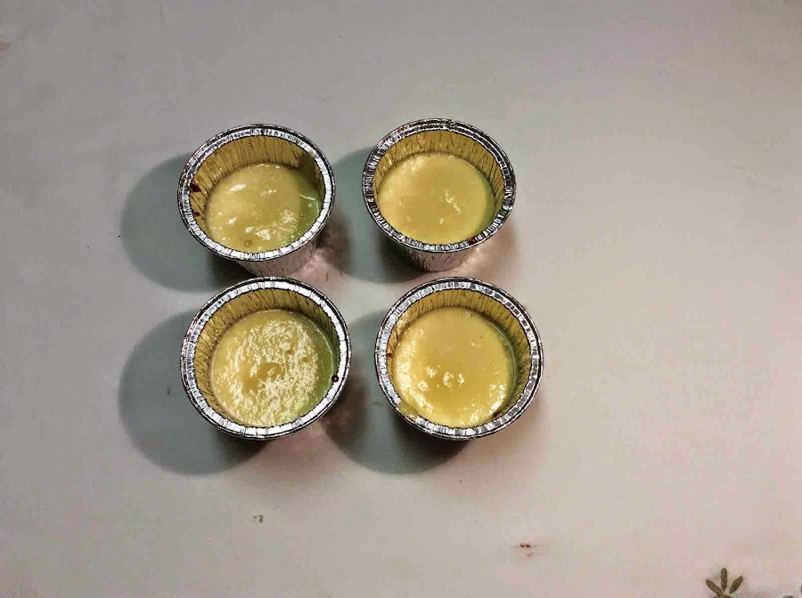 Moldes rellenos con la mezcla.