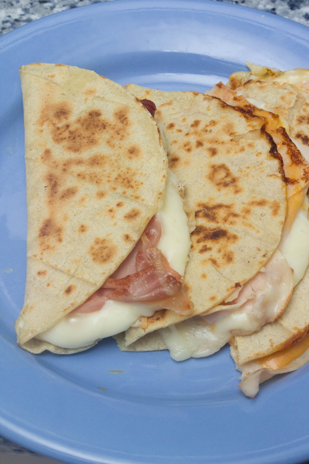 Quesadillas de quesos con pavo y jamón serrano sin gluten El Baúl de