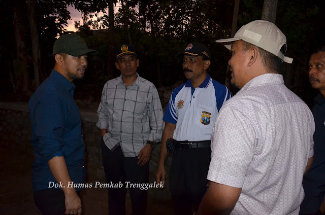 Takutkan Jalan Yang Sudah Dibangun Rusak, Bupati Emil Dardak Tinjau Daerah Rawan Banjir di Gandusari
