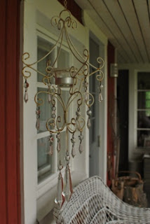 Tuikkukristallikruunu - Mummonmökki-tyyliin sisustettu terassi