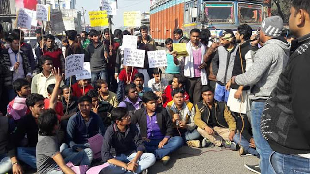 सुबह से जारी है आन्दोलन और हक़ की लड़ाई।MP और MLA से की गई इस्तीफे की मांग।देखें... 6