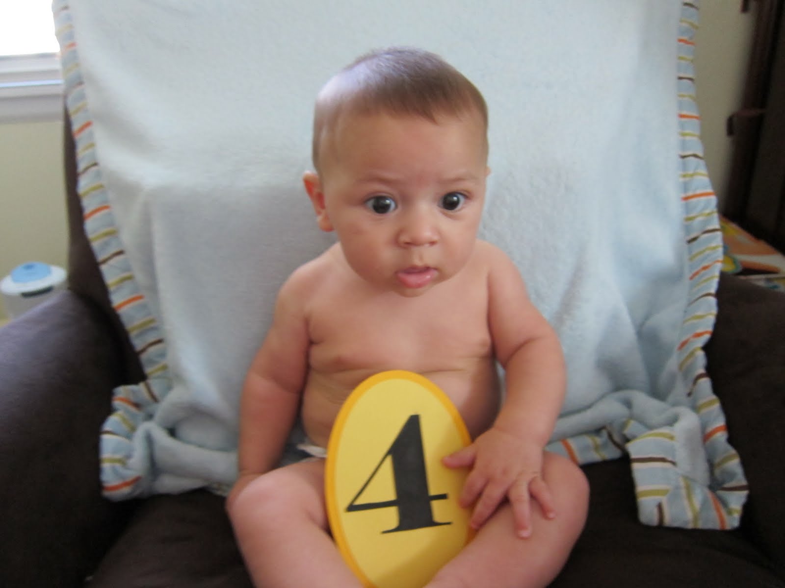 4 months old. Кирюше 3 месяца. Ребенок в 5 месяцев хочет сидеть. Ребенок пытается сесть в 5 месяцев.