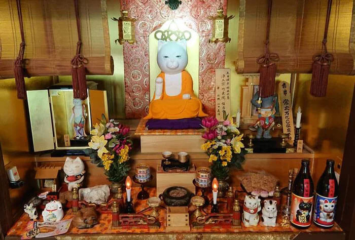 There Is A Japanese Cat Shrine, And Its Monks Are Adorable There Is A Japanese Cat Shrine, And Its Monks Are Adorable