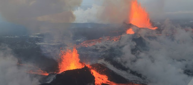 Fotos de Vulcões debaixo da terra