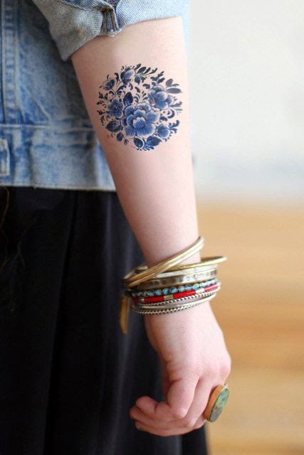 chica con tatuajes pequeños y muy lindos