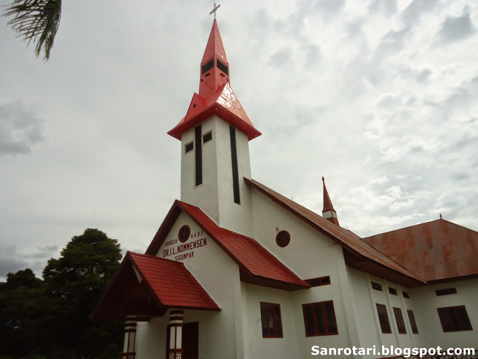 Menyambangi Gereja HKBP Nommensen di Sigumpar