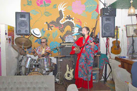 Tomomi, drummer, Sari, singer, onstage