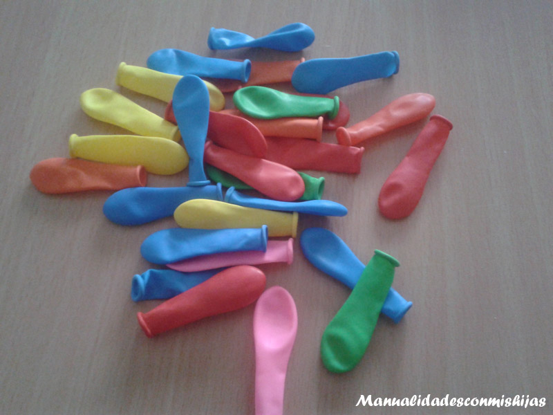 Manualidades con mis hijas: Chanclas originales y coloridas tuneándolas con globos de