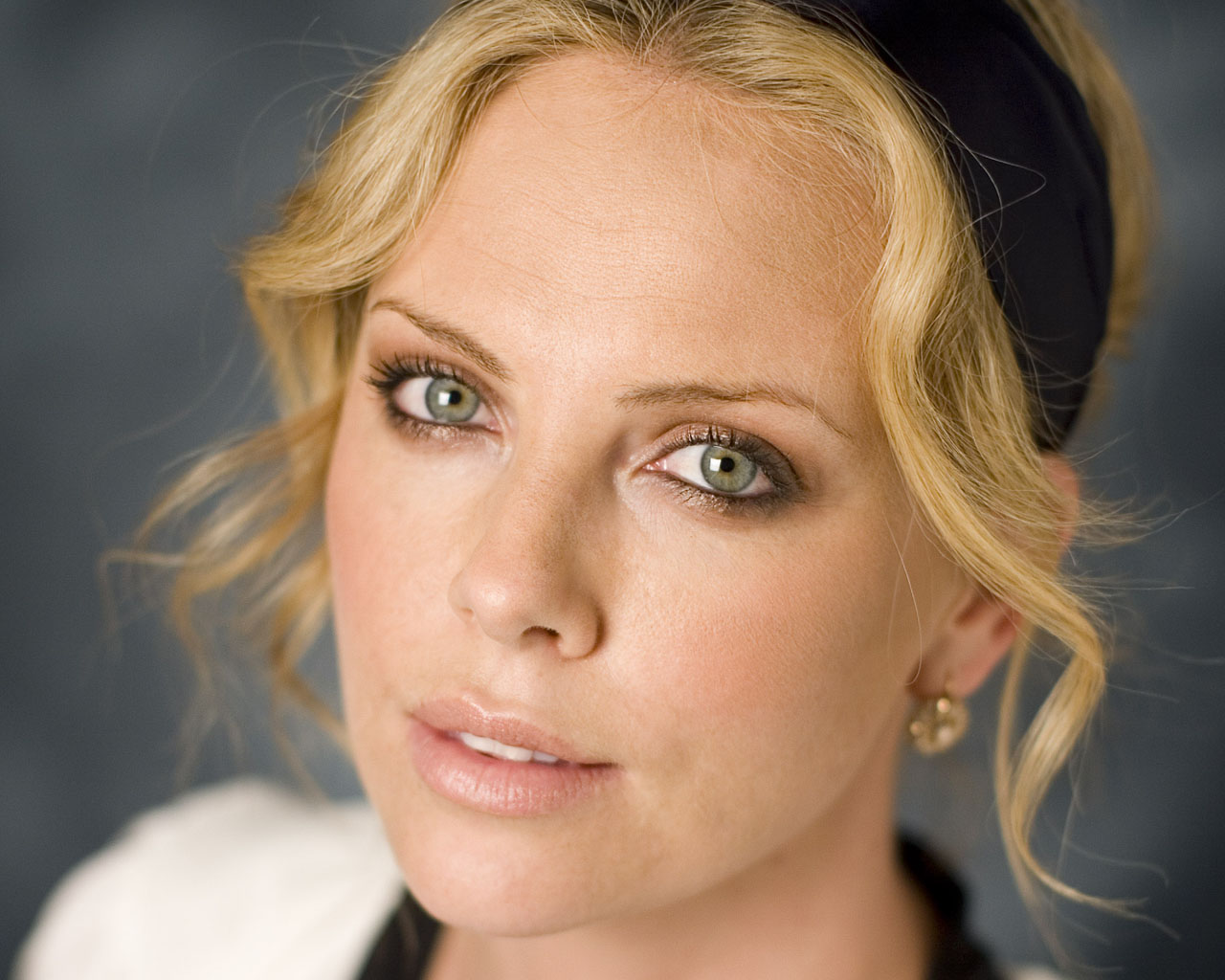 http://4.bp.blogspot.com/-bdiMWkc6wXc/TxXe2RmtX9I/AAAAAAAAF-k/mc6fIRzas48/s1600/Charlize-Theron-Wallpaper-3.jpg