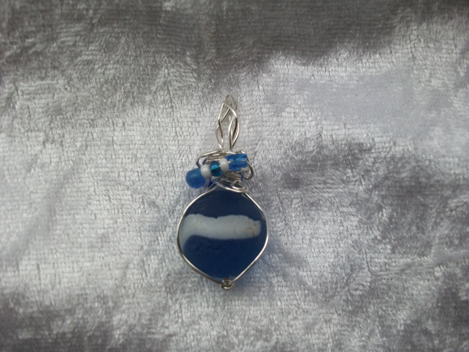 http://4.bp.blogspot.com/-be5HlIrjTE8/TxxactorkfI/AAAAAAAAAWk/KQIrrfqkTXY/s1600/Blue+and+White+Sea+Glass+Marble+Pendant.jpg