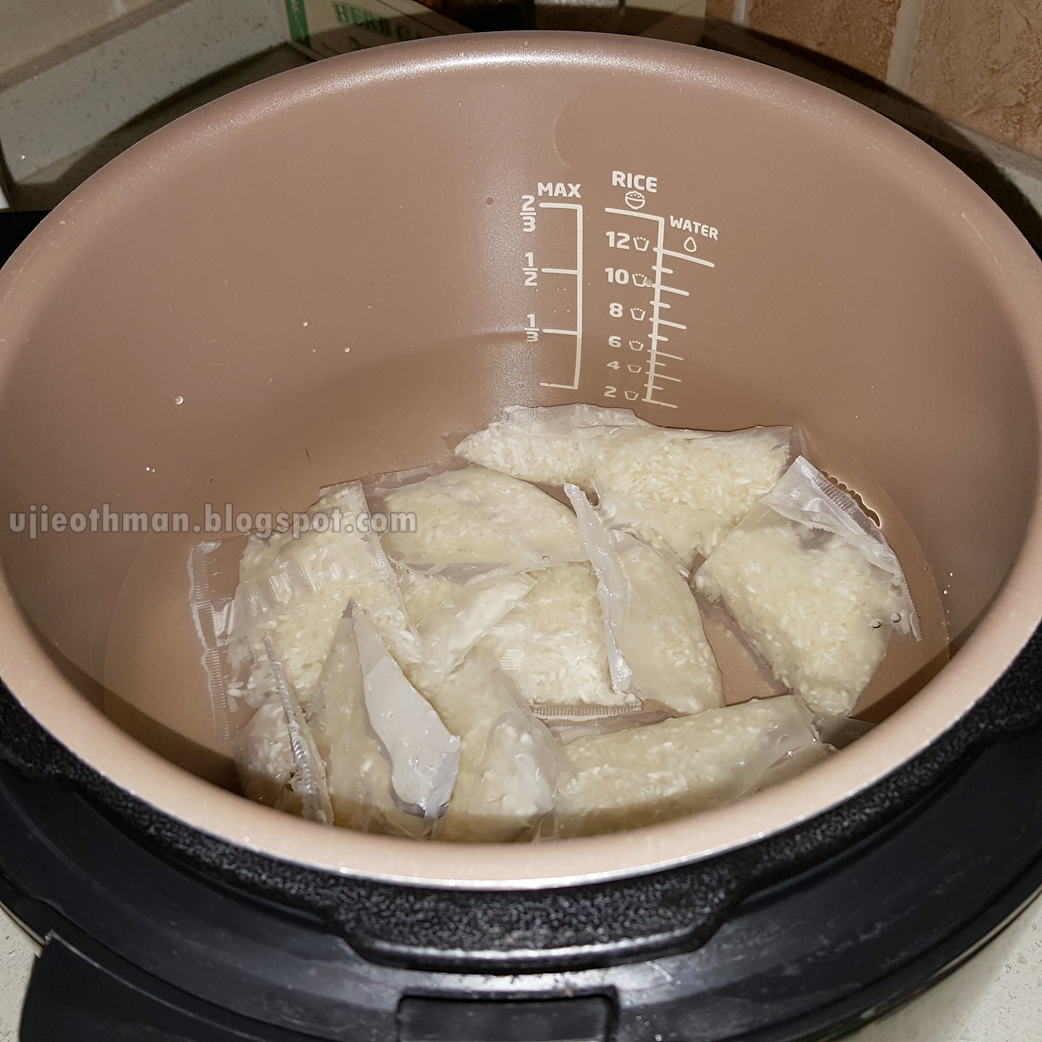 Masak nasi impit guna rice cooker