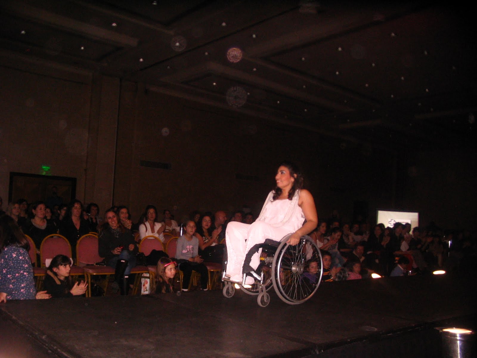 Gabriela Torres desfilando en el Hotel Sheraton