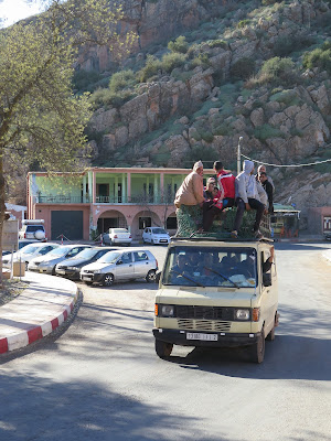 Furgoneta de pasajeros en el Puente de Imi-n-ifri