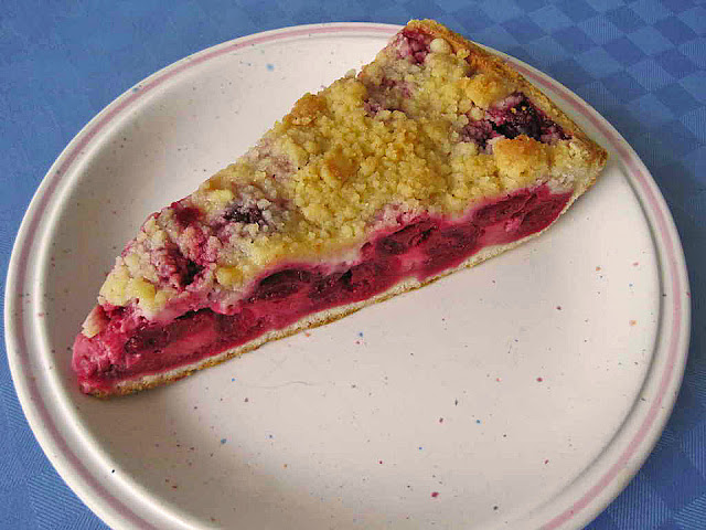 Beeren - Schmand - Kuchen mit Streuseln - Gutfuhlen