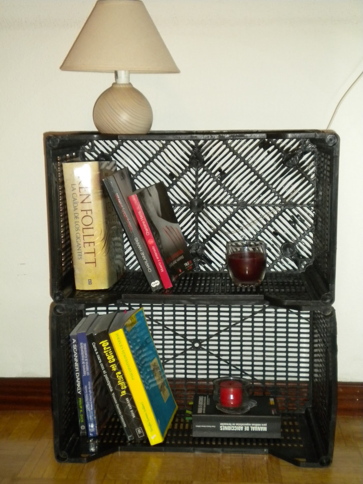 Mientras Leo ronronea: Mesita de noche