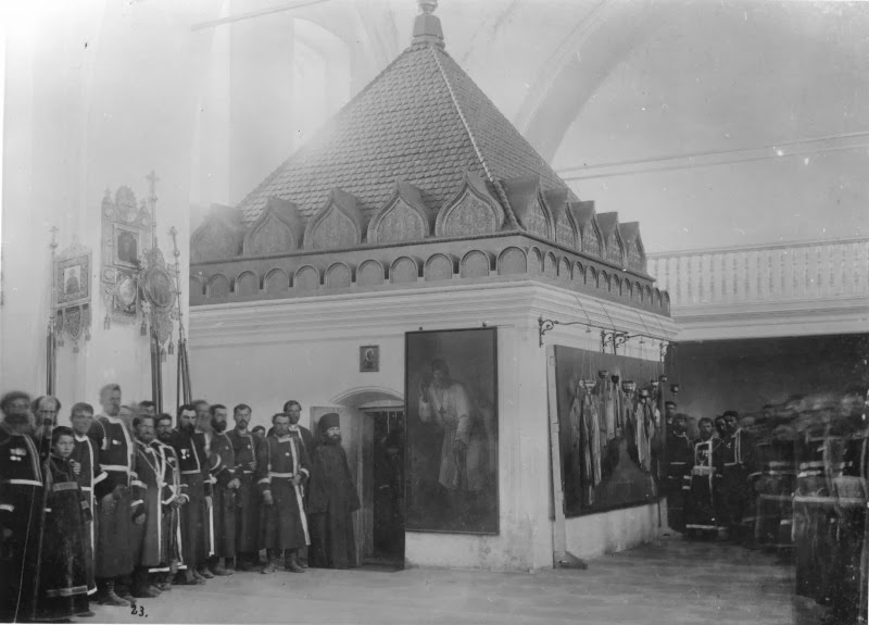 Το παρεκκλήσι που έχει χτιστεί στη θέση του κελλιού του Οσίου Σεραφείμ του Σαρώφ μέσα στον Ιερό Ναό της Αγίας Τριάδος. Εξήντα τρεις φωτογραφίες από την αγιοκατάταξη του Οσίου Σεραφείμ του Σαρώφ το 1903 http://leipsanothiki.blogspot.be/
