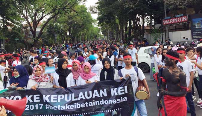 Mahasiswa FINE Malang Promosi FPMK 2017 Ambon, Malukupost.com - Guna mendukung dan menyukseskan agenda tahunan Festival Pesona Meti Kei (FPMK), mahasiswa kepulauan Kei di Kota Malang yang tergabung dalam organisasi Mahasiswa Forum Intelektual Nuhu Evav Malang (FINE Malang) saat Car Free Day (CFD), Minggu (15/10). “Promosi FPMK 2017 dilakukan guna menyambut salah satu ivent terbesar tahunan yang sebelumnya dilakukan tahun 2016 dan dilanjutkan tahun ini yang berlangsung mulai 8-22 Oktober 2017 nanti oleh pemerintah Kabupaten Maluku Tenggara,” ungkap koordinator FINE Malang, Fikry Tamher dalam release yang diterima media ini, Senin, (16/10). Dijelaskan Tamher, dalam aksi tersebut para Mahasiswa Evav di Malang berjalan membentang spanduk/baliho dengan tulisan Ayo Ke Kepulauan Kei #FPMK2017 #BETAKEIBETAINDONESIA sambil menyanyikan lagu daerah, selain itu mereka membagikan brosur FPMK Mahasiswa Evav serta menampilkan Tarian Panah/Cakalele dan Tarian Penghormatan Leluhur yang dibawakan Oleh Vatvat Evav/Perempuan Kei.