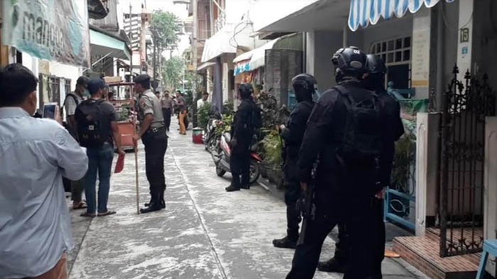 Densus 88 Bekuk Tiga Terduga Teroris di Surabaya dan Malang, Terungkap Ini Identitasnya.... Densus 88 Bekuk Tiga Terduga Teroris di Surabaya dan Malang, Terungkap Ini Identitasnya....