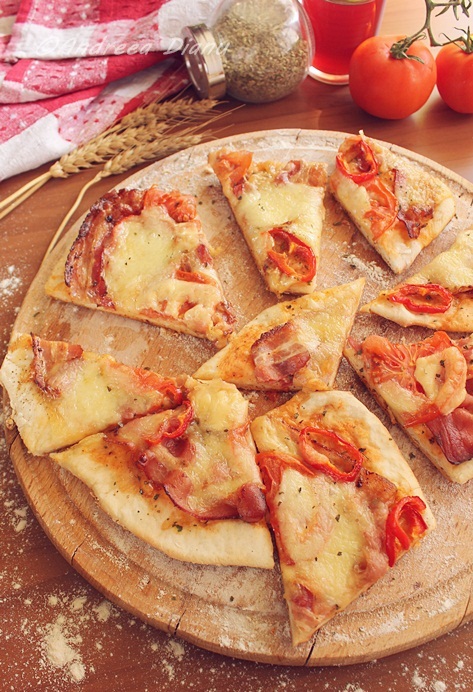 Pizza cu mozzarlla, rosii si bacon