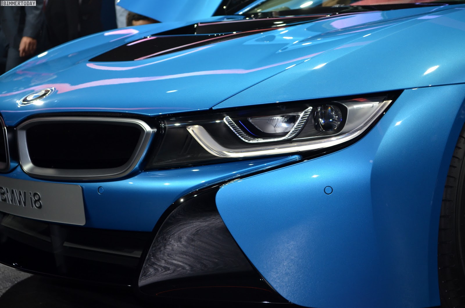 BMW i8 чёрная фары