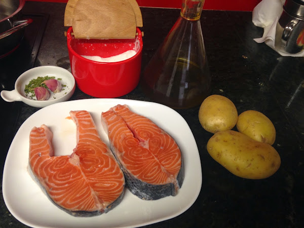 Salmón con espárragos verdes y patatas
